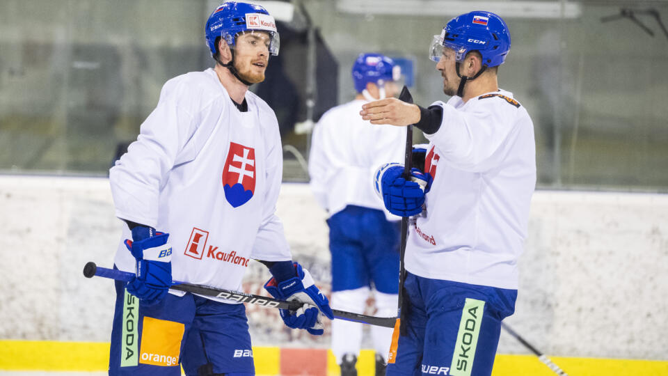 Na snímke zľava Peter Cehlárik a Marek Hrivík počas tréningu slovenskej hokejovej reprezentácie v rámci kempu pred MS 2023 v Bratislave 11. apríla 2023. FOTO TASR - Jaroslav Novák