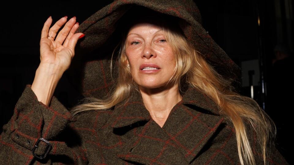 Pamela Anderson v Paríži na prehliadke Vivienne Westwood