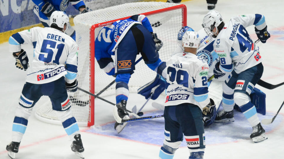 Na snímke zľava Luke Green (Nitra), Peter Kundrik (Poprad), Sahir Gil (Nitra) a Tomáš Pobežal (Nitra) v zápase 1. kola hokejovej Tipos extraligy medzi HK Nitra a HK Poprad 15. septembra 2023 v Nitre. FOTO TASR - Henrich Mišovič
