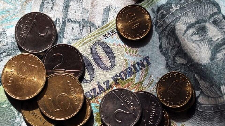 Maïarské mince a bankovky na snímke z 22.októbra 2008. Maïarská centrálna banka dnes zvýšila k¾úèovú úrokovú sadzbu o 3 %, na najvyššiu hodnotu za viac než štyri roky, v zúfalom úsilí zabráni ïalšiemu prepadu forintu, keï sa maïarská mena dostala oproti euru do blízkosti historického minima. Zatia¾ èo ešte v pondelok na pravidelnom zasadnutí banka ponechala sadzby nezmenené, na dnešnom mimoriadnom zasadnutí, ktorým reagovala na zhoršenie situácie na trhoch, sa už rozhodla zvýši dvojtýždòovú d