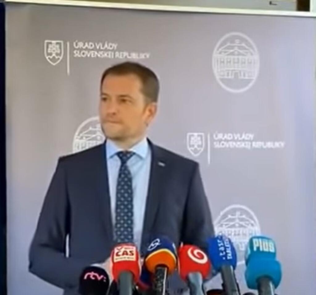 Zahryznutý do pery:
Marek Trubač: „Zahryznutý do pery a spojené dlane s upretým strnulým pohľadom. Premiér už nedokáže zakryť stres a nervozitu z vyše hodiny a pol dlhej obhajoby svojej diplomovky. Komunikácia premiéra sa rozsypala.“