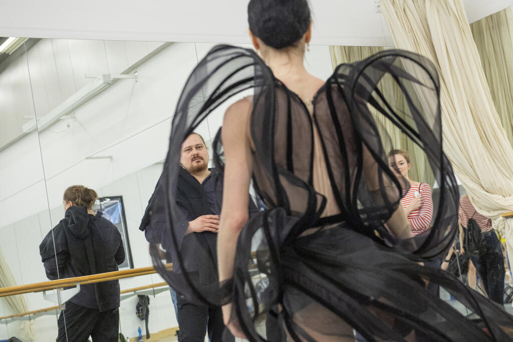 Na snímke módny návrhár a dizajnér Boris Hanečka počas kostýmovej skúšky projektu Fashion Ballet v priestoroch baletnej sály Slovenského národného divadla v Bratislave, 17. mája 2022. FOTO TASR - Michal Svítok
