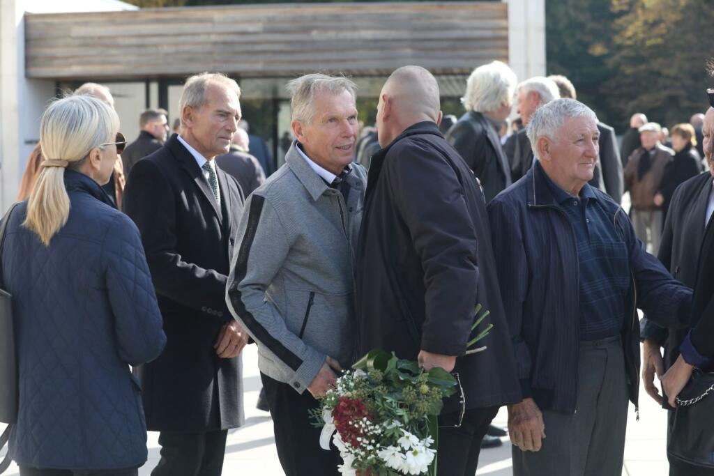 Legendárnemu basketbalistovi Stanislavovi Kropilákovi dali posledné zbohom v bratislavskom krematóriu. Smútil aj známy lekár Vladimír Pener.