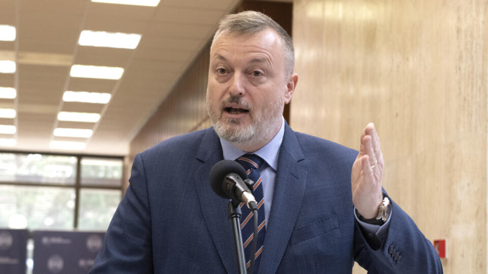 Na snímke minister práce, sociálnych vecí a rodiny SR Milan Krajniak (Sme rodina) počas brífingu pred začiatkom rokovania 73. schôdze vlády SR v Bratiaslave 30. marca 2022. FOTO TASR - Pavel Neubauer