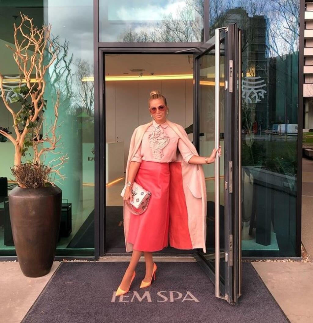 Alena Pallová razí nový módny trend. Svoje hriešne drahé outfity ladí do jedného odtieňu.