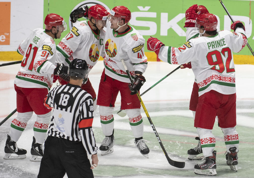 Bieloruskí hokejisti sa tešia po strelení gólu na 1:1 v poslednom zápase D-skupiny Slovensko - Bielorusko na kvalifikačnom turnaji o postup na ZOH2022 v Pekingu v Bratislave v nedeľu 29. augusta 2021. FOTO TASR - Martin Baumann