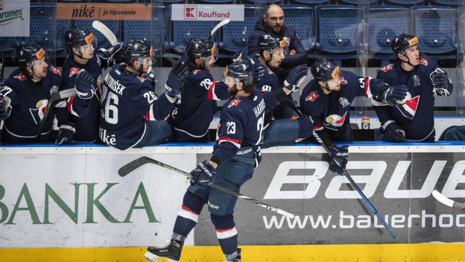 Na snímke hráči Slovana sa tešia z druhého gólu, uprostred autor gólu Brant Harris (Slovan) počas piateho štvrťfinálového zápasu Kaufland play off Tipos extraligy HC Slovan Bratislava - HK Nitra v Bratislave 8. apríla 2021. FOTO TASR - Jaroslav Novák