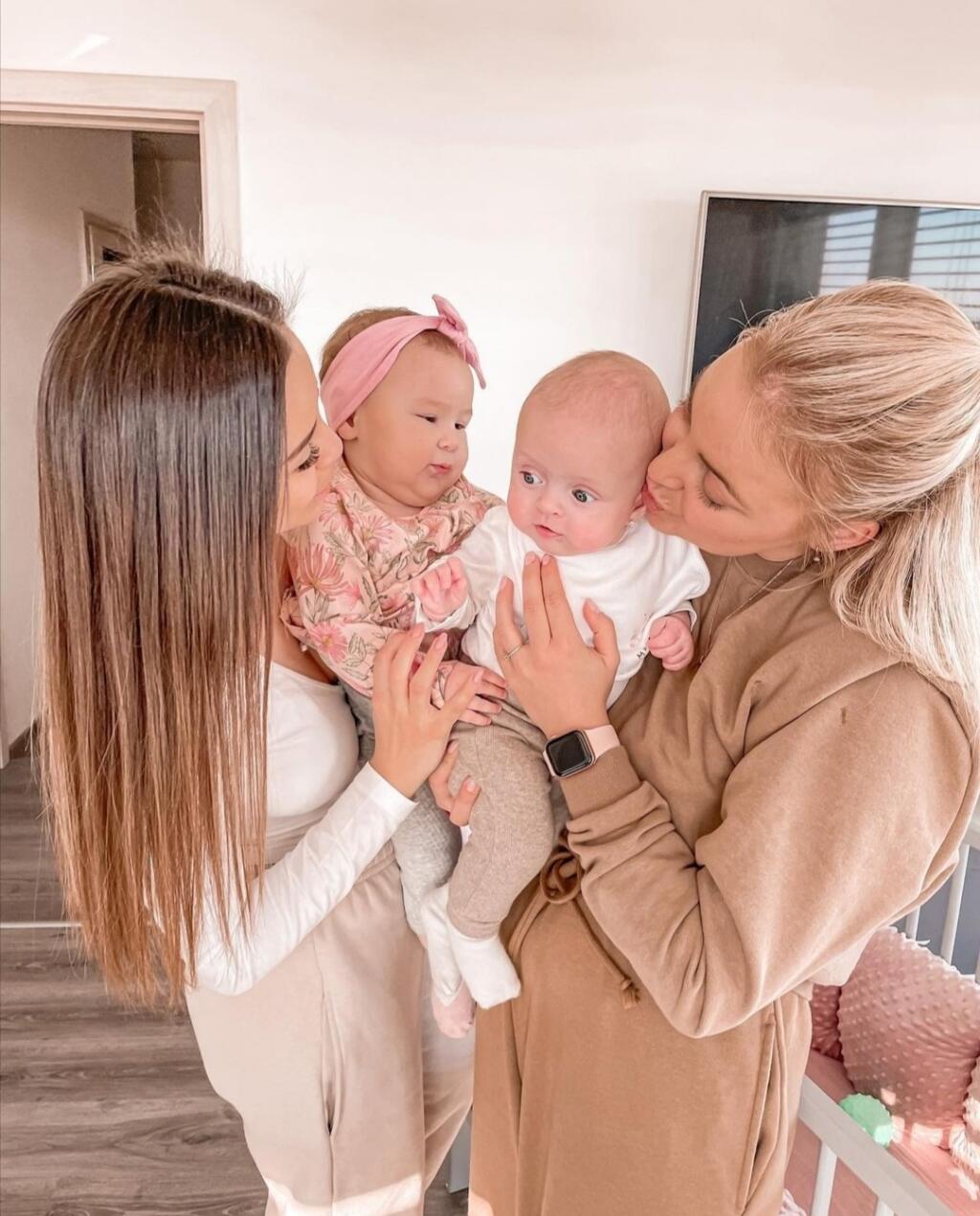 Nádherná fotka! Monika a Markéta na Valentína zoznámili svoje malé princezničky.