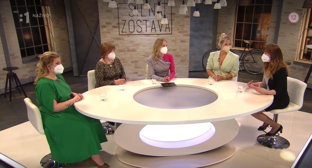 Dominiku Cibulkovú v relácii doslova grilovali z každej strany. Najviac do nej rýpala komička Simona Salátová (vľavo).