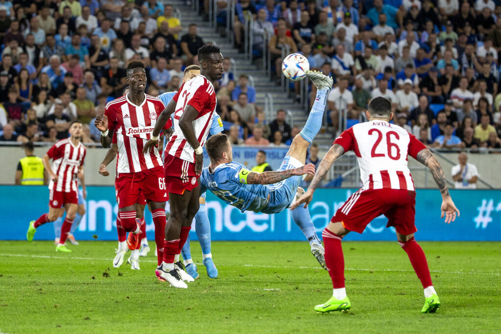 Na Tehelnom poli sa stretol v 3. kole kvalifikácie európskej ligy ŠK Slovan Bratislava a Olympiacos FC. Na snímke je Juraj Kucka.
