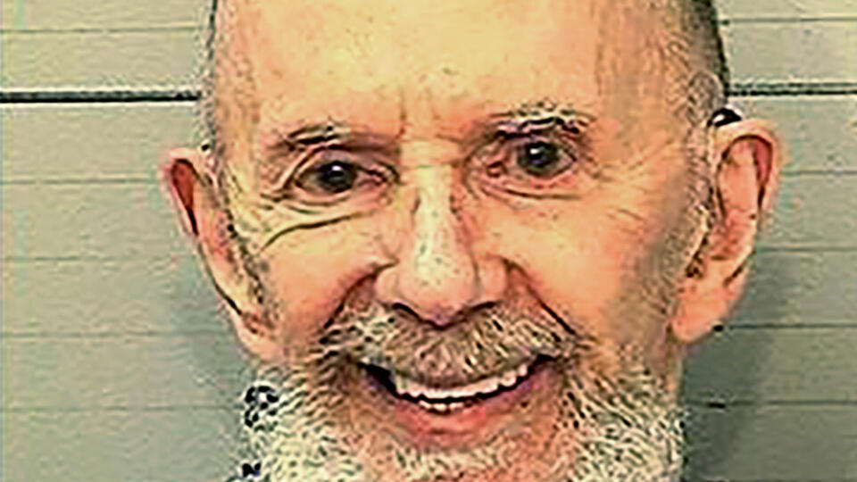 Na policajnej snímke z 19. novembra 2019 sa usmieva americký hudobný producent Phil Spector.