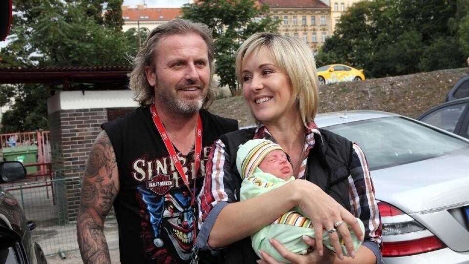 Pepa Vojtek prišiel na futbalový zápas aj s manželkou Jovankou a najmladším synčekom Adamkom.