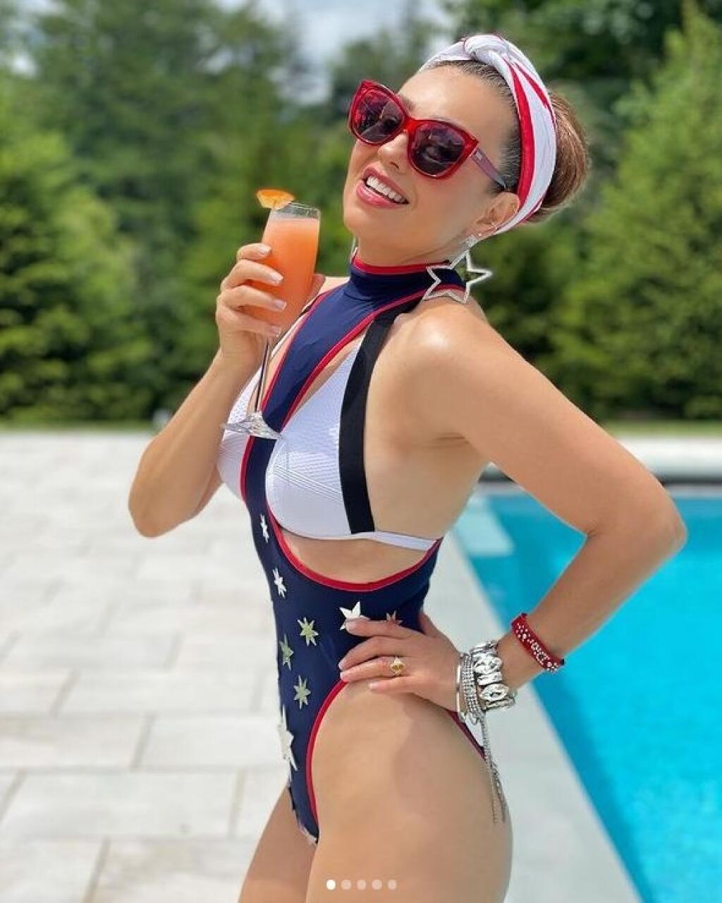 Thalía má v plavkách telo bohyne. Máte pocit, že sa pozeráte na 49-ročnú ženu?