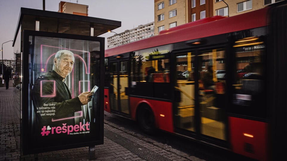 NA BILBORDE
Emeritný arcibiskup sa pozerá na ľudí na zastávke autobusu. Z reklamy pre operátora.