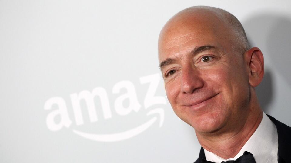 Gatesa predbehol zakladateľ internetového obchodu Amazon Jeff Bezos.