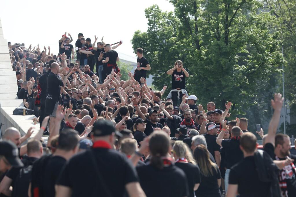 Finále Slovnaft Cupu medzi Slovanom Bratislava a Spartakom Trnava sprevádzali prísne opatrenia. Takto to vyzeralo v uliciach hlavného mesta pred príchodom fanúšikov Spartaka.