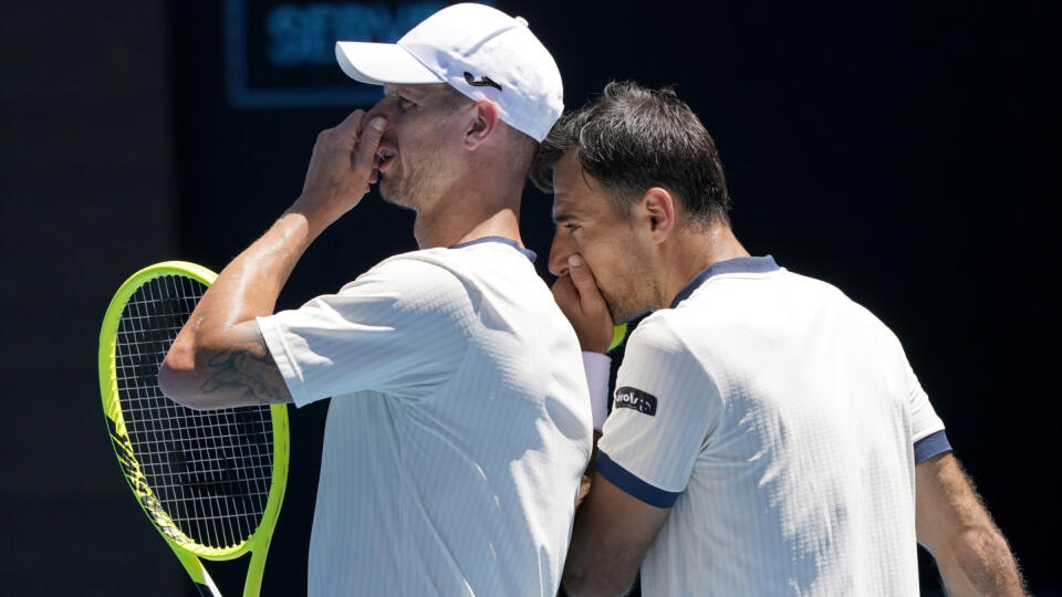 WA 1 Melbourne - Slovensko-chorvátsky deblový pár Filip Polášek (vľavo) a Ivan Dodig počas semifinále mužskej dvojhry proti austrálskemu páru Max Purcell, Luke Saville na grandslamovom turnaji Australian Open v Melbourne 30. januára 2020. FOTO TASR/AP  

Slovakia's Filip Polasek, left, and Croatia's Ivan Dodig talk during their doubles semifinal against Australia's Max Purcell and Luke Saville at the Australian Open tennis championship in Melbourne, Australia, Thursday, Jan. 30, 2020. (AP Photo/