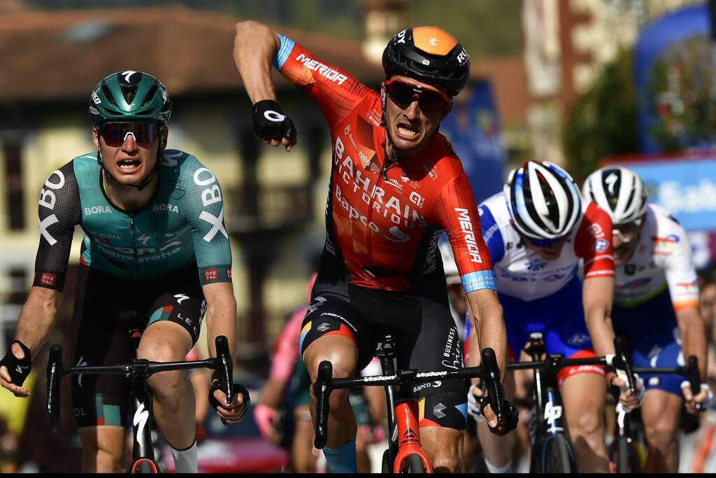 EBE 27 Amurria - Na snímke druhý zľava španielsky cyklista Pello Bilbao z tímu Bahrajn-Victorious víťazí v 3. etape 61. ročníka pretekov Okolo Baskicka z Llodia do Amurria (181,7 km) v stredu 6. apríla 2022. Vľavo tretí v cieli Rus Aleksandr Vlasov (Bora-Hansgrohe). FOTO TASR/AP
Spain's Peio Bilbao celebrates after winning the second stage of the Basque Country La Vuelta cycling race between Llodio and Amurrio, 181,7 km (112,9 miles), in Amurrio, northern Spain, Wednesday, April 6, 2022. (AP Ph