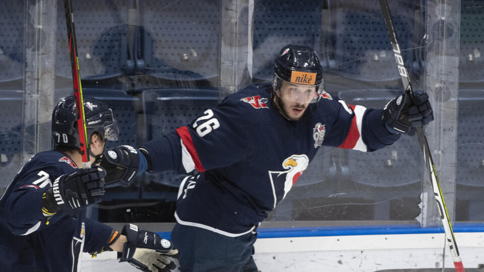 Na snímke vpravo strelec prvého gólu Tomáš Matoušek a vľavo Adam Lukošík (obaja Slovan) počas zápasu hokejovej Tipos Extraligy HC Slovan Bratislava - HC Košice 2. marca 2021 v Bratislave. FOTO TASR - Pavel Neubauer