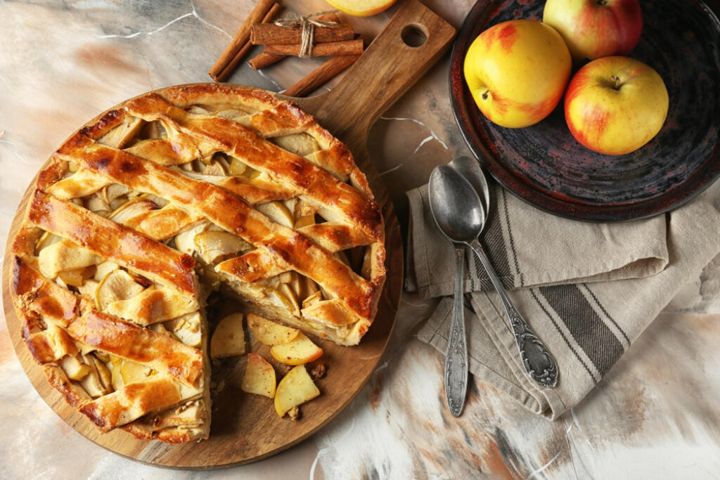 Board,With,Delicious,Apple,Pie,On,Table