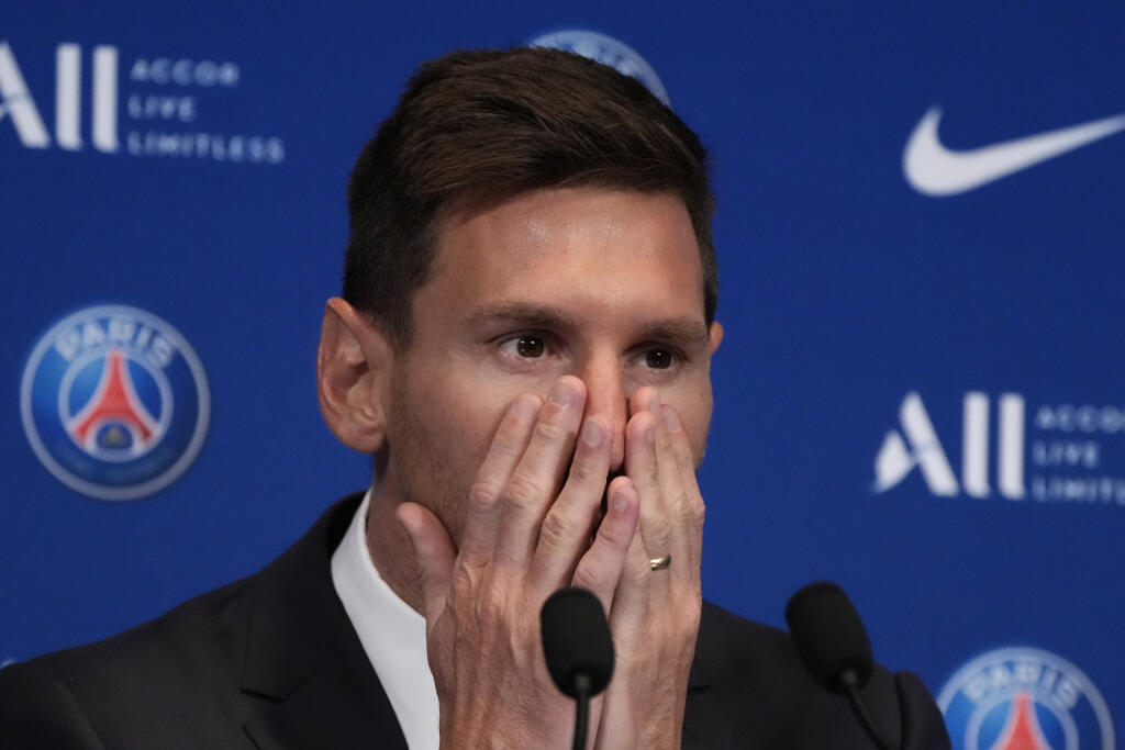 JB 30 Paríž - Argentínsky futbalista Lionel Messi počas tlačovej konferencie na štadióne Parc des Princes v Paríži 11. augusta 2021. Messi si podľa vlastných slov užíva prítomnosť v tíme Paríž St. Germain od prvých minút. Francúzsky vicemajster predstavil svoju novú hviezdnu posilu v stredu na tlačovej konferencii. Tridsaťštyriročný argentínsky útočník opustil po 21 rokoch FC Barcelona. V metropole Francúzska podpísal zmluvu na 2 roky s opciou na ďalší rok. Podľa medializovaných informácií má r