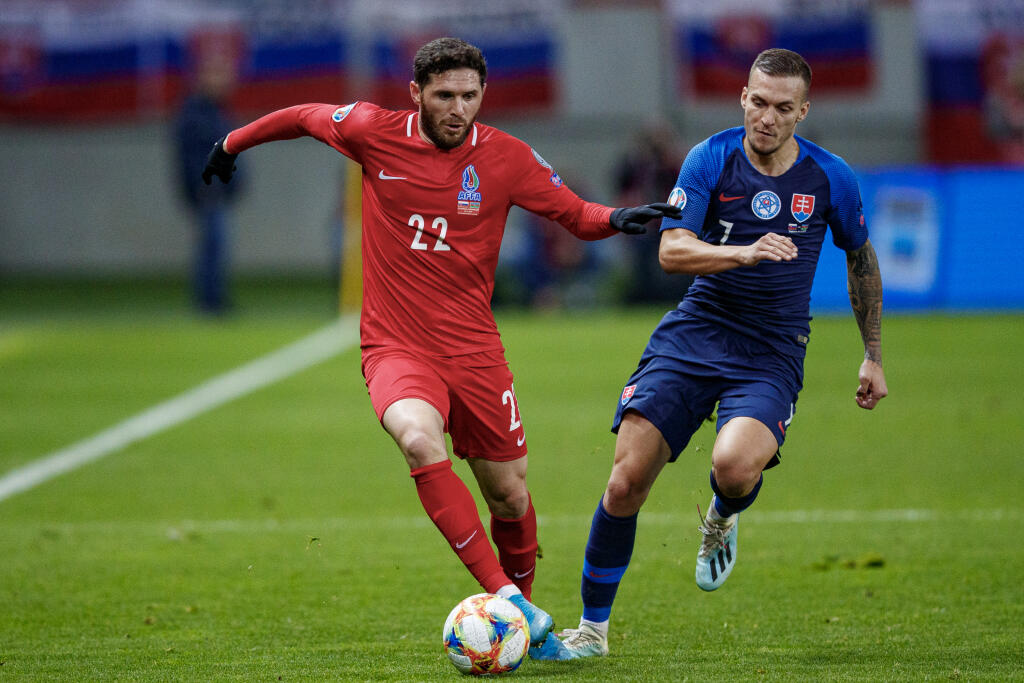 Na snímke Lukáš Haraslín a Javid Husejnov počas zápasu kvalifikácie Majstrovstiev Európy medzi Slovenskom a Azerbajdžanom.