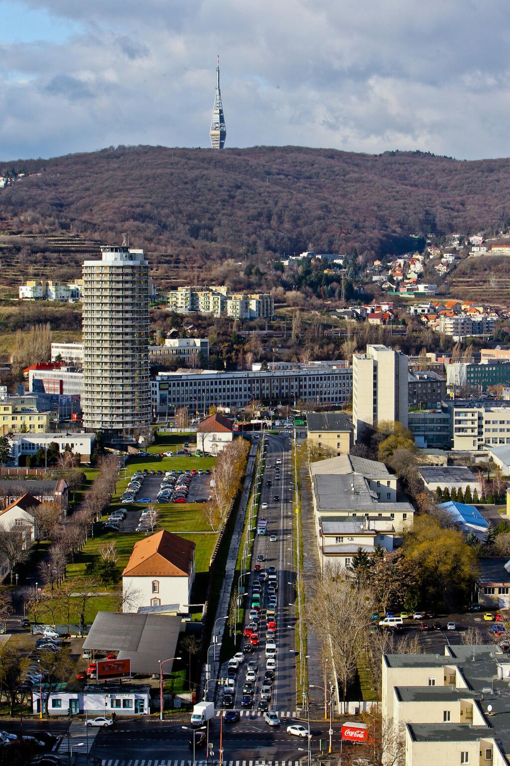 Na snimke ubytovna Hviezda v Bratislave, tzv. Kukurica, ktora je v sprave Bytovej agentury rezortu Ministerstva obrany. Bola postavena v roku 1977 a skolaudovana v roku 1984. Povodne sluzila ako internat pre vojensku politicku akademiu Klementa Gottwalda