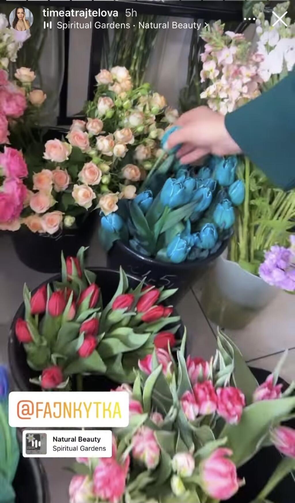 Slovenská fitneska Timea Trajteľová dokonca sama rozdávala kvety ďalším ženám.