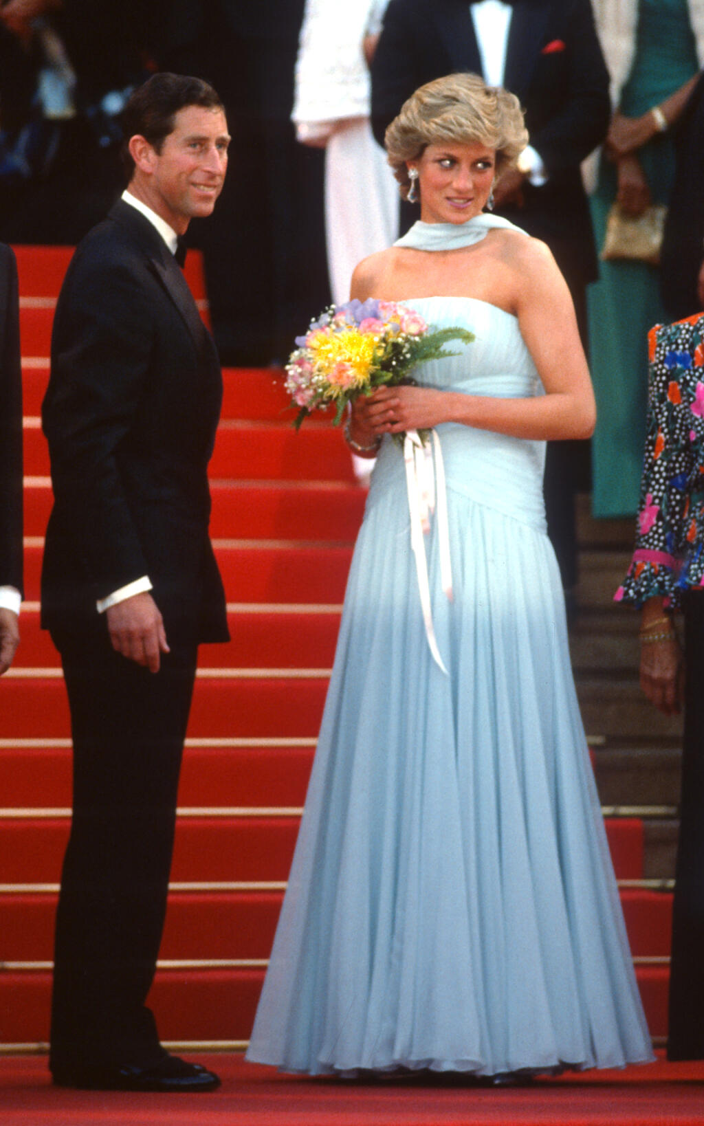 V roku 1987 zavítala do Cannes na filmový festival aj princezná Diana († 36), ktorá by nedávno oslávila svoje 60. narodeniny. Pred tým, než si dala Diana svoje krásne šaty na slávnostnú večeru, pricestovala na festival v bielom sáčku a modrej, vzorovanej sukni, taktiež z kolekcie Catherine Walker.
