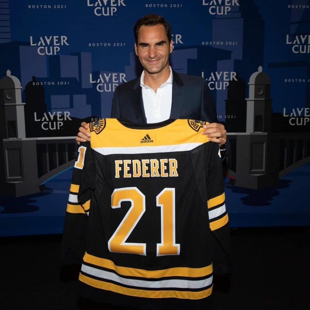 Roger dostal aj dres Bostonu Bruins s číslom 21.
