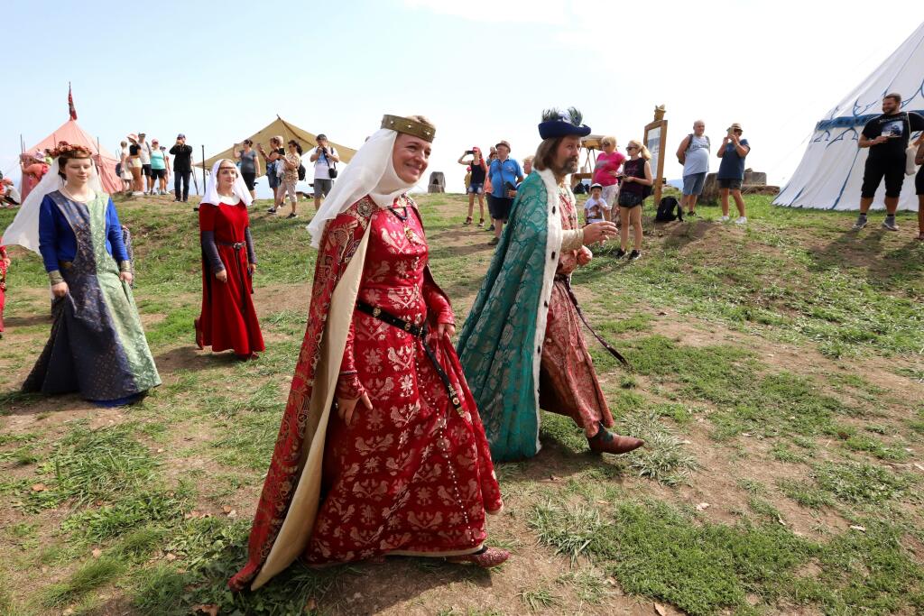 Pustý hrad nad Zvolenom zažil stredovekú kráľovskú svadbu s kráľovským sprievodom. Vydávala sa Konštancia, dcéra uhorského kráľa Belu IV. Podujatie oživil historický stanový tábor, ukážky dobového života, dobýjanie hradných múrov, šermiarske súboje, lukostrelecký tábor, sokoliari, remeselníci dobová hudba. Podujatie je pripomienkou kráľovskej svadby, ktorá sa na tomto mieste skutočne odohrala. Na snímke kráľovská svadba na Pustom hrade nad Zvolenom v sobotu 27. augusta 2022. FOTO TASR - Ján Kroš