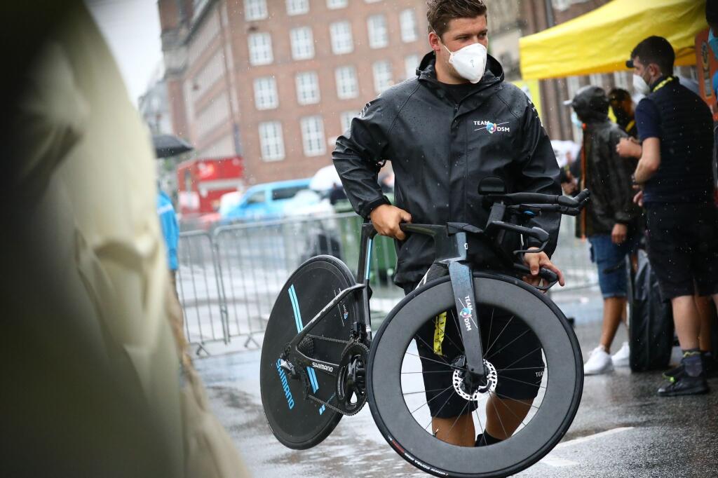Jazdci sa dnes v Kodani na úvodnej etape Tour 2022 poriadne vytrápili s počasím. Počas pretekov totiž neustále pršalo.