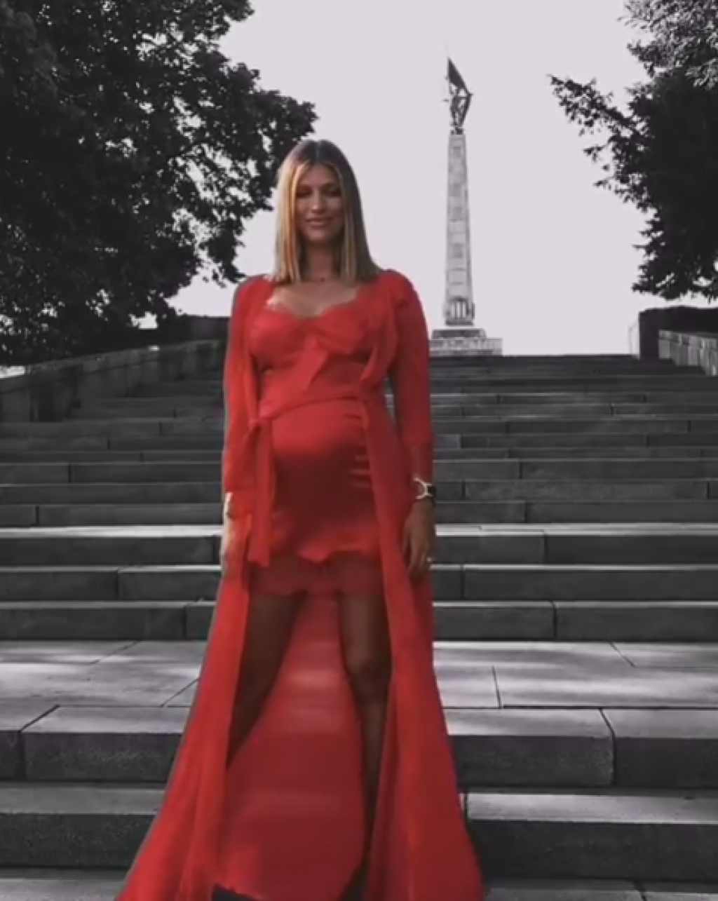 Jasmina pózovala v sexi červenom negližé.