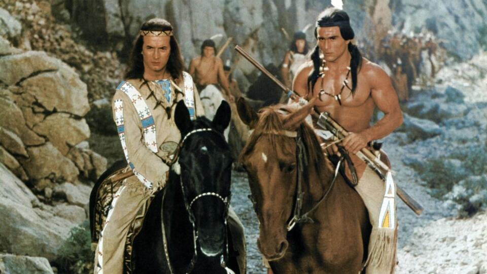 Gojko Mitič po boku slávneho Pierrea Bricea vo filme Winnetou: Medzi supmi (1964).