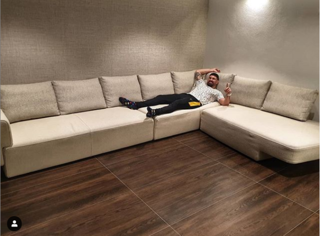Végh sa spolu s manželkou Natáliou radi pochvália aj zábermi zo súkromia, v ktorom odhalia svoje bývanie a zákutia ich domu v Trnave.