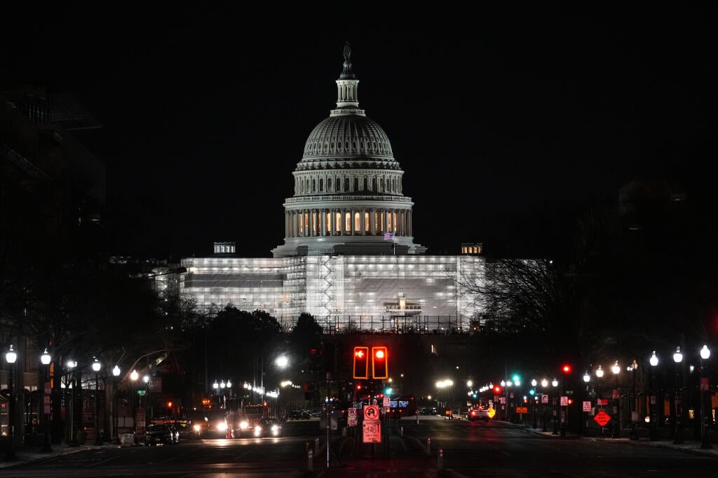JB 2 Washington - Pohľad na budovu amerického Kapitolu vo Washingtone 19. decembra 2022. Osobitný výbor americkej Snemovne reprezentantov sa po 18 mesiacoch vyšetrovania útoku na Kapitol zo 6. januára 2021 zíde na poslednom verejnom zasadnutí. Členovia budú hlasovať o tom, či odporúčajú obviniť exprezidenta Donalda Trumpa a jeho spolupracovníkov z trestných činov. FOTO TASR/AP

The U.S. Capitol before sunrise, Monday, Dec. 19, 2022, as the House select committee investigating the Jan. 6 attack o