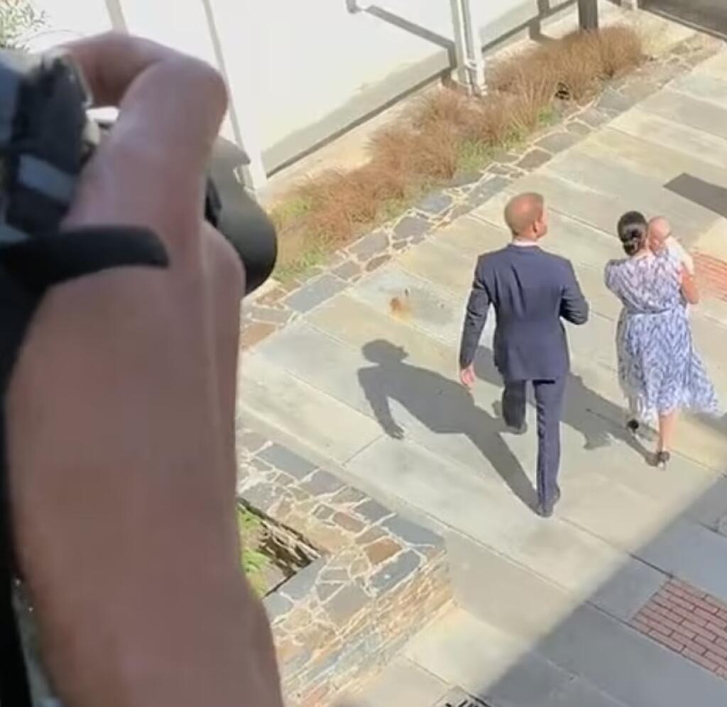 Už vo štvrtok 8. 12. uzrie na Netflixe svetlo sveta prvá časť kontroverzného dokumentu o živote princa Harryho a vojvodkyne Meghan. V súvislosti so svetovou premiérou vypustila streamovacia služba už druhú ukážku z očakávaného dokumentu. Len minútu dlhá ukážka odhalila, na čo sa fanúšikovia môžu vo štvrtok tešiť.