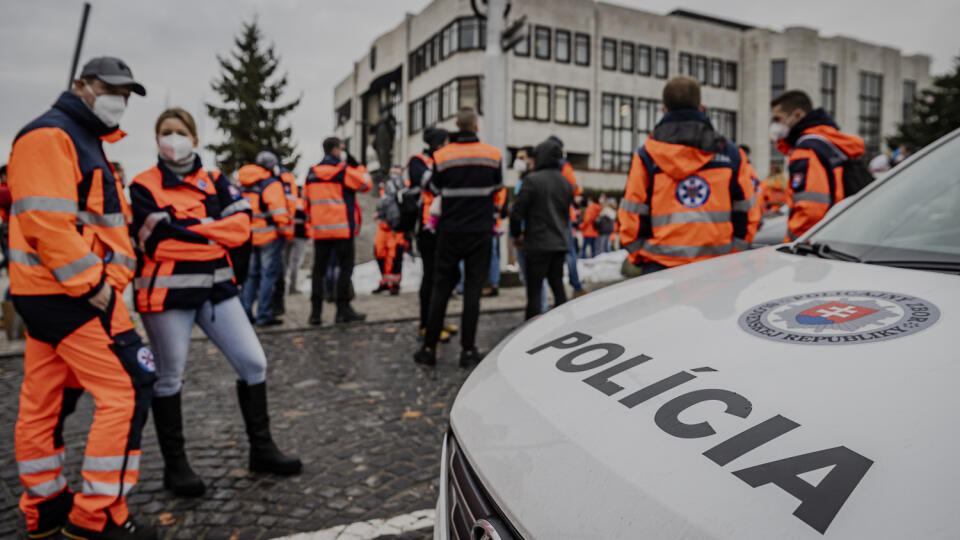 Pracovníci záchranných zdravotných služieb prišli pred budovu Národnej rady Slovenskej republiky  „“poďakovať“ vláde a poslancom za (ne)navýšenie miezd. Príslušníci PZSR legitimovali všetky prítomné osoby a udelili im na mieste blokovú pokutu, ktorú tieto osoby odmietli zaplatiť. Taktiež osobám znemožnili vyjadrenie názoru s použitím plagátov.