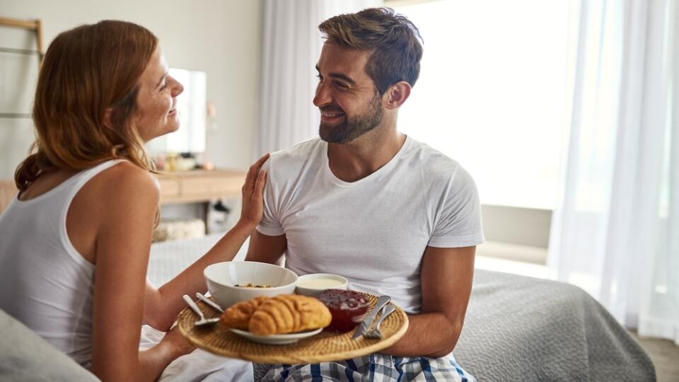 Raňajky do postele? Radšej omeletu ako croissant, ak chcete aj o dve hodiny pôsobiť príťažlivo.