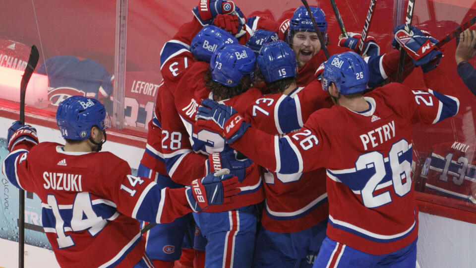 EBE 7 Montreal - Na snímke hráči  Canadiens oslavujú víťazný gól Josha Andersona v predĺžení v 3. zápase semifinále play off NHL v hokeji Montreal Canadiens - Vegas Golden Knights (3:2 pp) v noci na 19. júna 2021. Anderson 115 sekúnd pred koncom tretej tretiny vyrovnal na 2:2 a v predĺžení v čase 72:35 rozhodol o triumfe Canadiens. FOTO TASR/AP


Montreal Canadiens' Josh Anderson is surrounded by teammates after scoring against the Vegas Golden Knights during overtime in Game 3 of an NHL hockey 