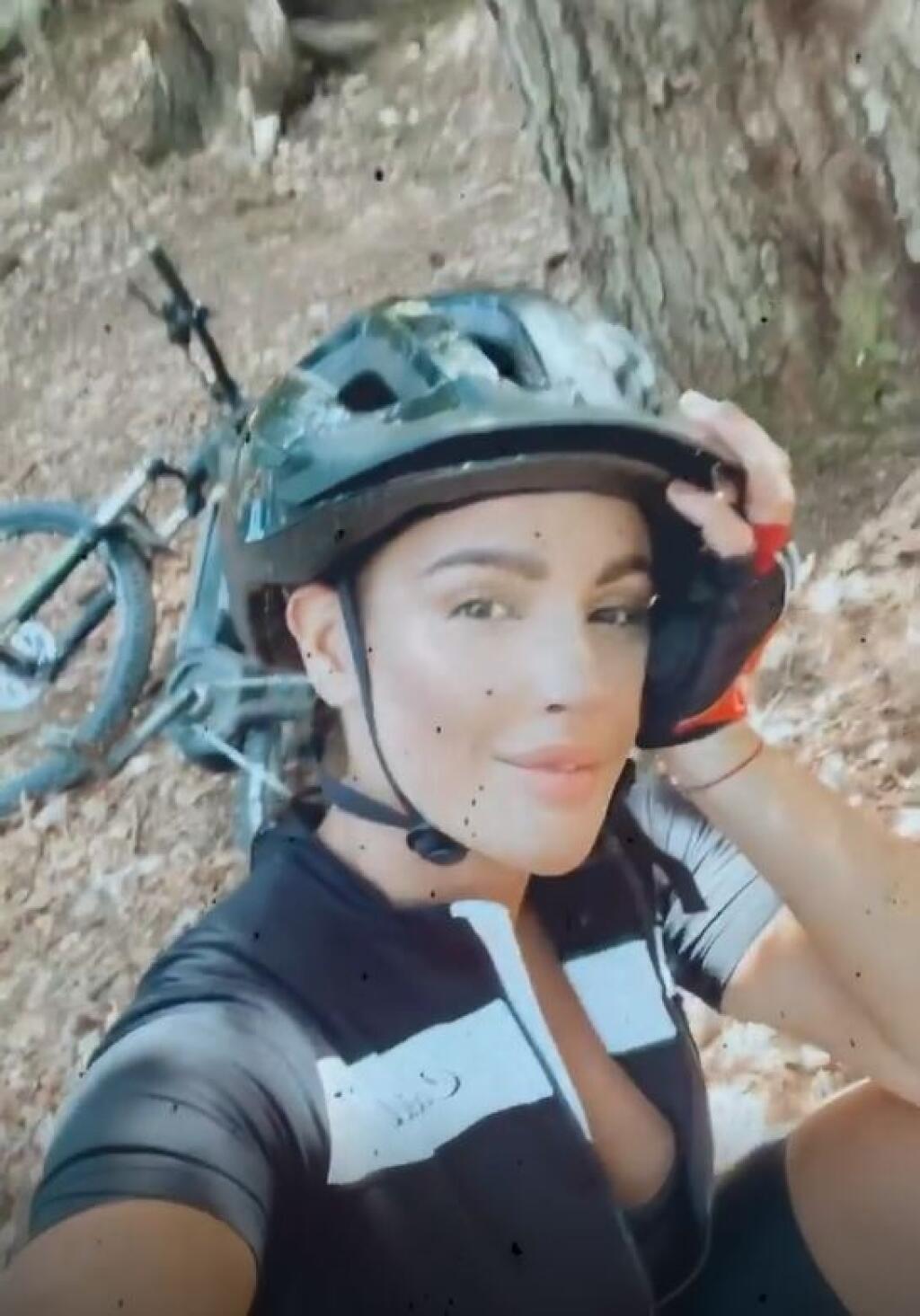 Lucia Javorčeková opäť nahodila cyklistickú prilbu, rozopla dres a dráždi fanúšikov pri bicyklovaní.