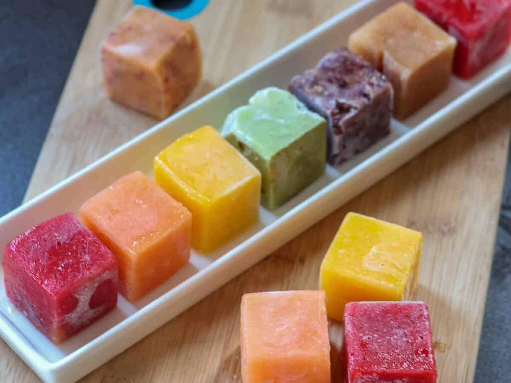 Smoothie kocky. Zostal vám doma špenát alebo v chladničke už vyschýnajúci kel? Hoďte to všetko do mixéra a naplňte zásobník. Dajte zmraziť. Ak si budete nabudúce robiť zeleninový koktail, pridajte doň aj jednu zamrazenú zelenú kocku. Dodá živiny, farbu aj chuť.