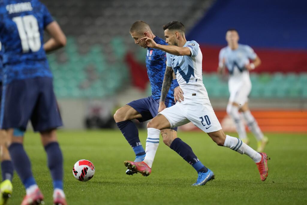 EBE 78 Ľubľana - Na snímke vľavo slovenský hráč Juraj Kucka, vpravo hráč Slovinska Petar Stojanovič v zápase H-skupiny kvalifikácie ME 2022 vo futbale Slovinsko - Slovensko v Ľubľani 1. septembra 2021. FOTO TASR/AP
Slovakia's Juraj Kucka, left, competes for the ball with Slovenia's Petar Stojanovic during the World Cup 2022 group H qualifying soccer match between Slovenia and Slovakia at the Stozice Sports Park stadium in Ljubljana, Wednesday, Sept. 1, 2021. (AP Photo/Darko Bandic)