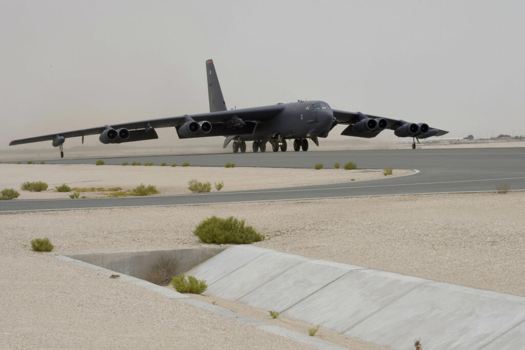 bombardér B-52H Stratofortress amerických vzdušných síl vzlet dráha letecká základňa Udajd