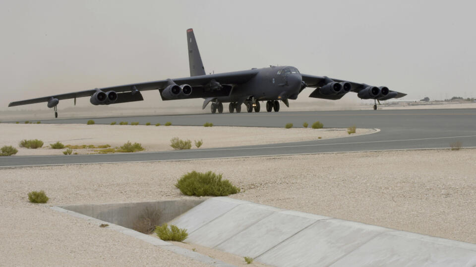 bombardér B-52H Stratofortress amerických vzdušných síl vzlet dráha letecká základňa Udajd