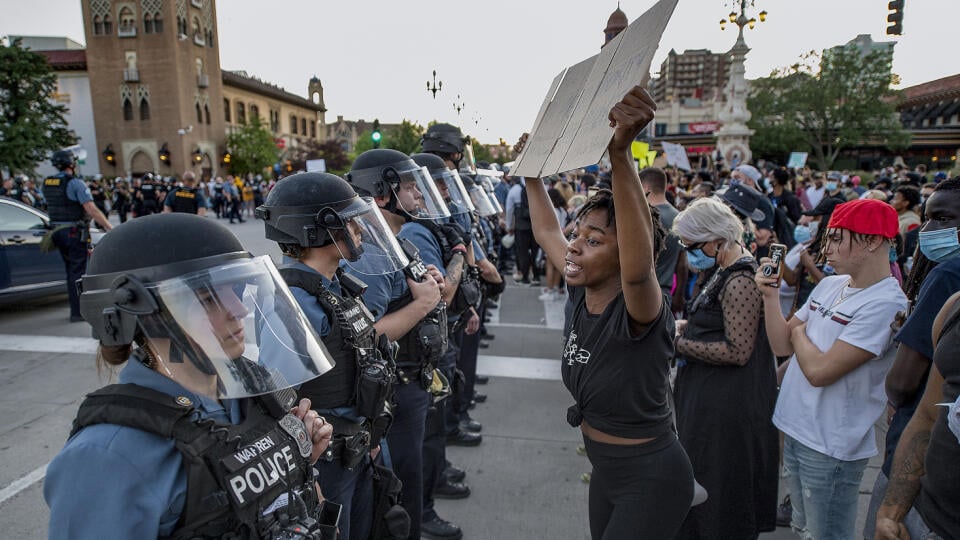 Na snímke žena drží plagát počas protestu proti policajnej brutalite a policajnému zásahu v Kansas City. Protesty proti smrti neozbrojeného muža čiernej pleti, ktorý v americkom meste Minneaopolis, štát Minnesota, zomrel po zásahu belošského policajta, pokračovali aj napriek zákazu vychádzania až do piatkových neskorých večerných hodín, pričom nepokoje vypukli aj v ďalších mestách na území Spojených štátov. Afroameričana menom George Floyd zatkla polícia.