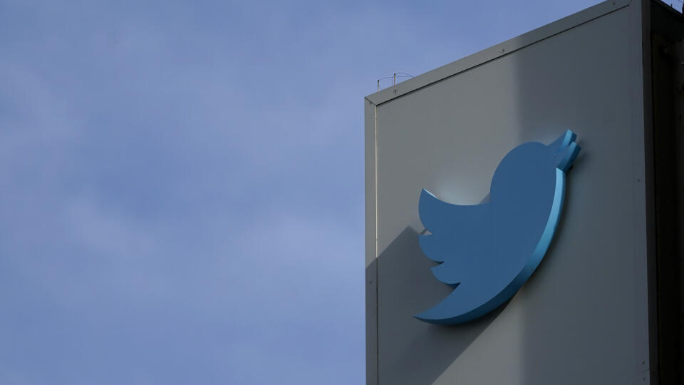 KK48 San Francisco - Na snímke logo na budove sídla Twitteru v San Franciscu 4. novembra 2022. Polovica zo 7500 zamestnancov platformy Twitter bola v piatok prepustená, keďže nový majiteľ Elon Musk začal s veľkou prestavbou problémovej spoločnosti po jej prevzatí minulý týždeň. FOTO TASR/AP
A Twitter headquarters sign is shown in San Francisco, Friday, Nov. 4, 2022. Employees were bracing for widespread layoffs at Twitter on Friday, as new owner Elon Musk overhauls the social platform. (AP Photo