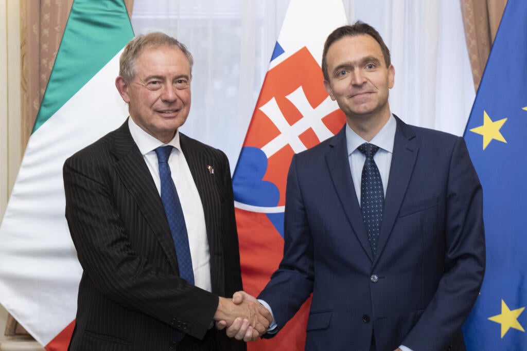 Na snímke vpravo premiér SR Ľudovít Ódor a vľavo taliansky minister pre podnikateľské subjekty a Made in Italy Adolfo Urso počas prijatia na Úrade vlády SR 19. mája 2023 v Bratislave. FOTO TASR - Pavel Neubauer


