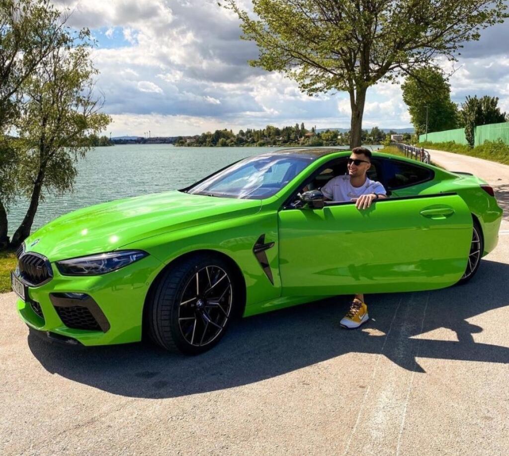 Bývalý brankár Slovana má k dispozícii aj nadupané BMW M8 v krikľavej zelenej farbe.