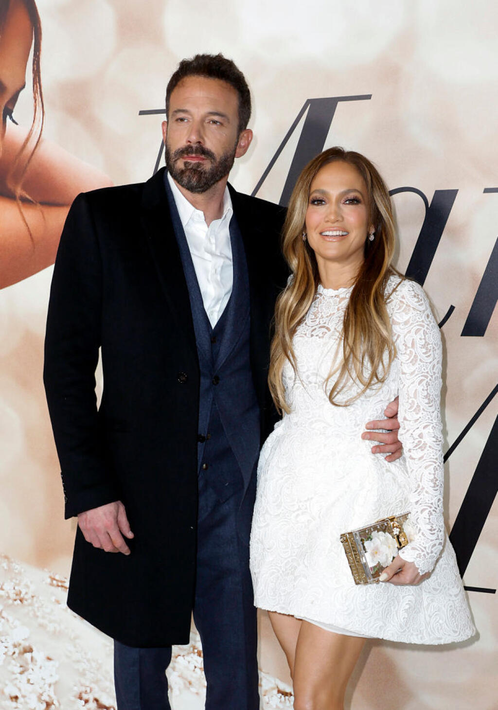 Zatiaľ čo Jennifer Lopez (52) mala na premiére filmu „Vezmi si ma!“ oči len pre svojho Bena, všetci ostatní z očarujúcej herečky nevedeli spustiť zrak. JLo si totiž pre túto príležitosť obliekla krátke čipkované biele šaty, ktorých atypická sukňa jednoznačne vyčnievala z davu.
